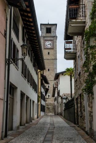 Torre campanaria vista dai vicoli del paese